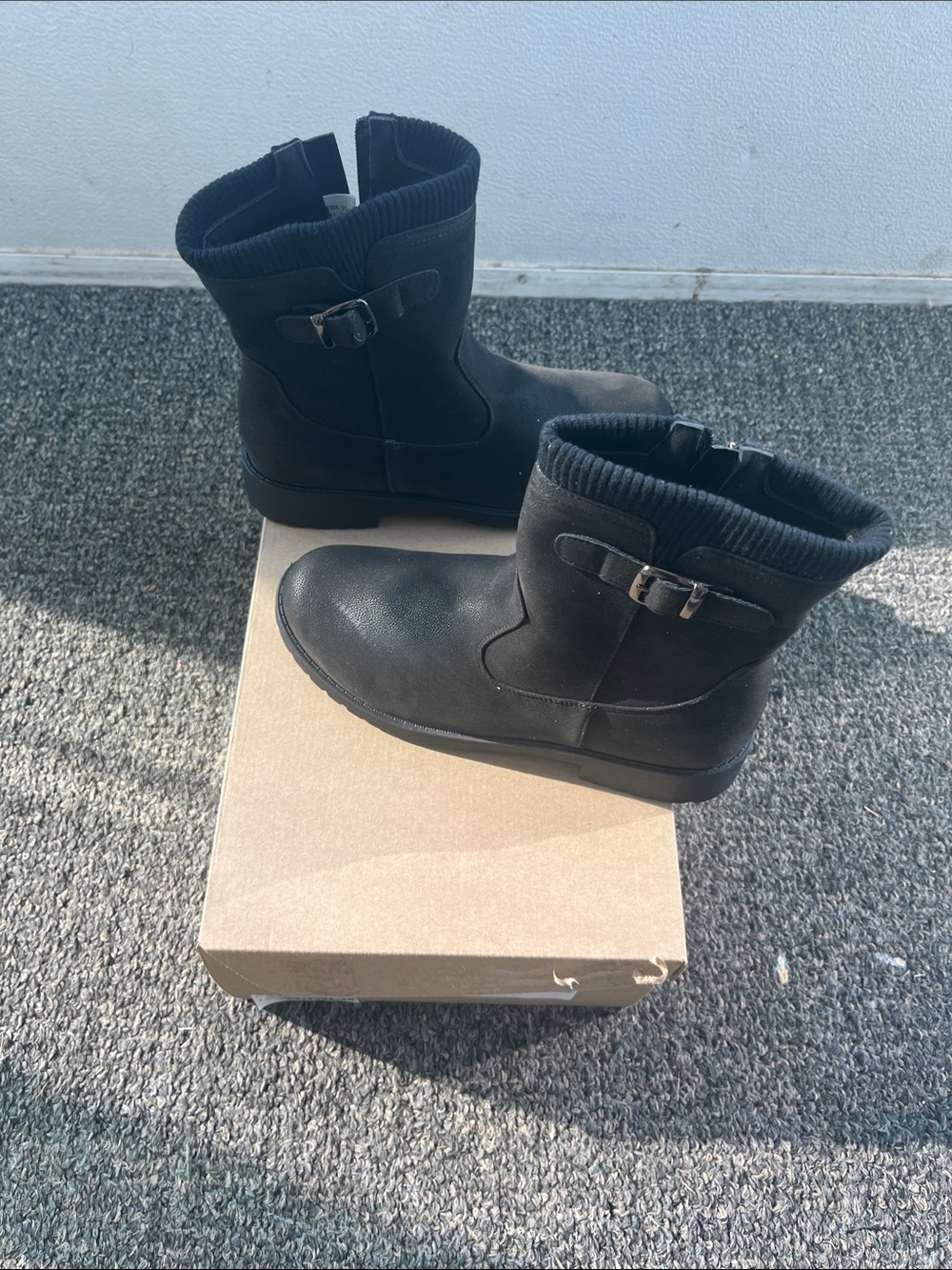 easy street Black mid boot saying 8 but tight fit I’m assuming 7.5